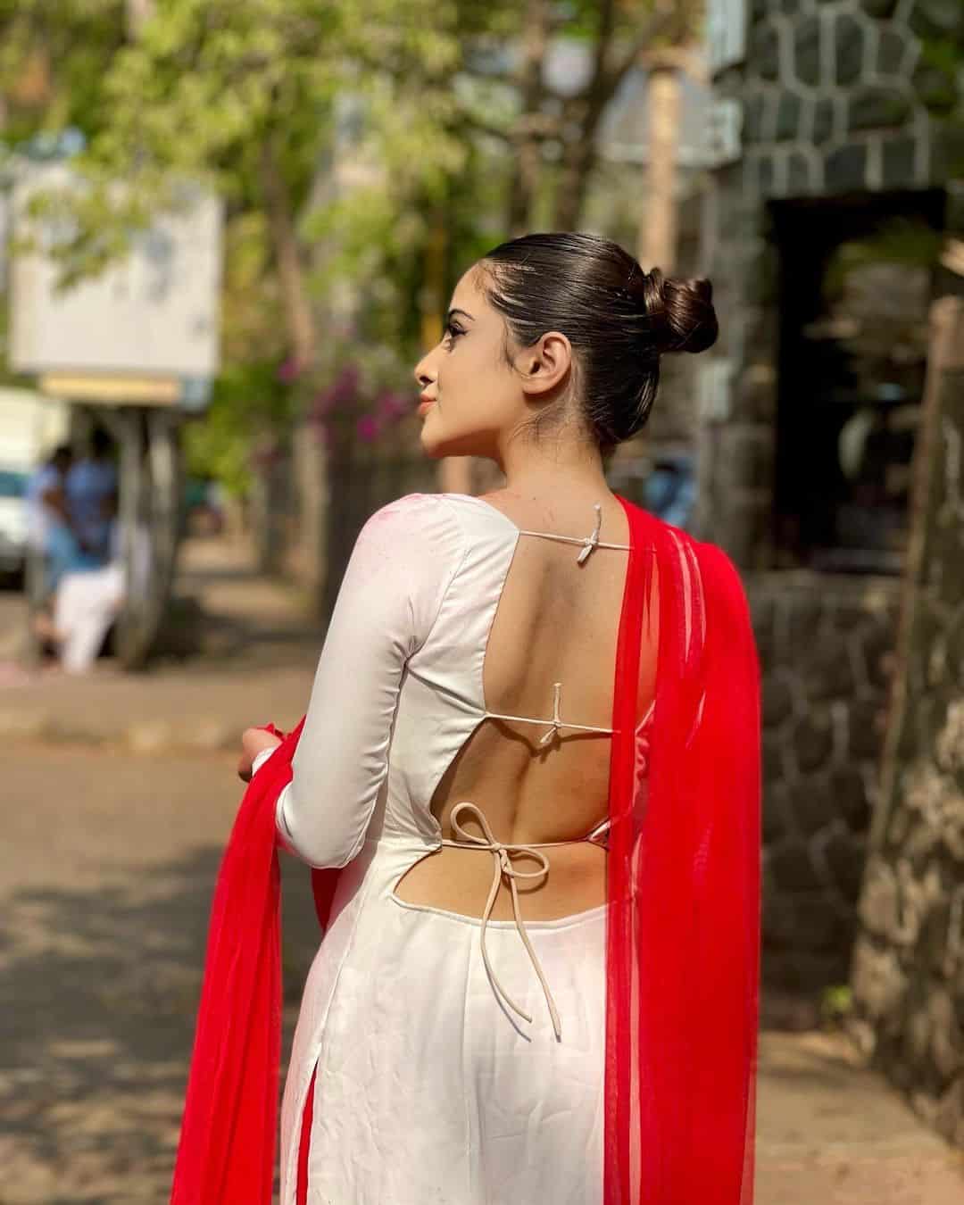 Urfi Javed Pic in Suit